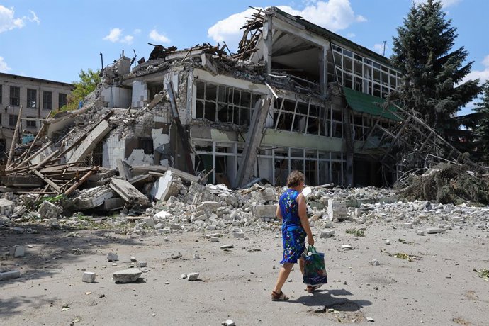 Archivo - LYSYCHANSK, July 6, 2022  -- A resident passes by a destroyed building in Lysychansk, Lugansk region, July 4, 2022.