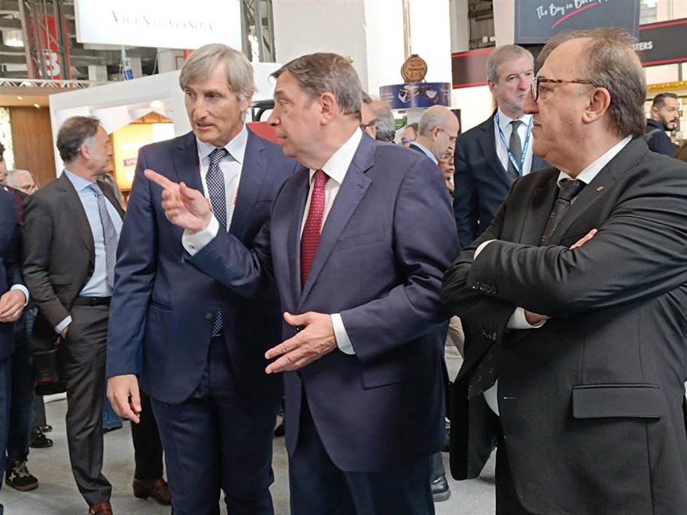 El ministro Luis Planas, junto al secretario de Acción Climática, Alimentación y Agenda Rural de la Generalitat, Carmel Mdol, y el presidente de la BWW, Javier Pagés.