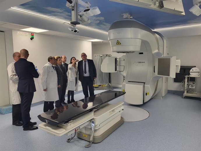 El consejero visita las obras y los nuevos equipos de alta tecnología diagnóstica y tratamiento oncológico PET-TAC