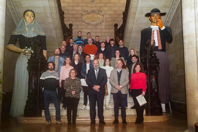 El alcalde de Palma, Jaime Martínez, posa junto a los nuevos funcionarios del Ayuntamiento y otros miembros de la corporación local.