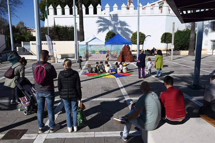 El Ayuntamiento de Tomares impulsa una campaña de sensibilización sobre la recogida de excrementos caninos.