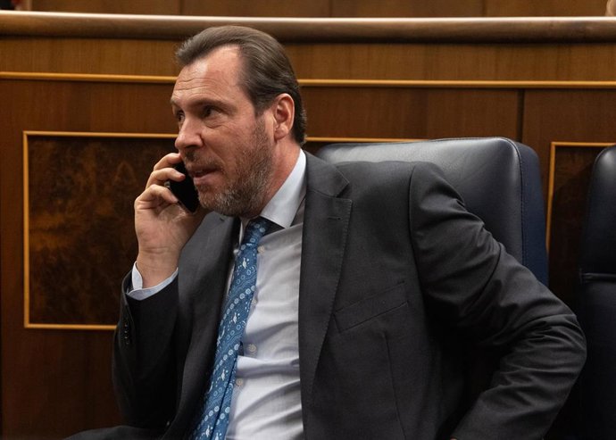 Archivo - El ministro de Transporte y Movilidad Sostenible, Óscar Puente, en una sesión plenaria 