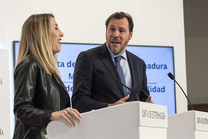 El ministro de Transportes y Movilidad Sostenible, Óscar Puente, y la presidenta de la Junta de Extremadura, María Guardiola, en rueda de prensa en Mérida