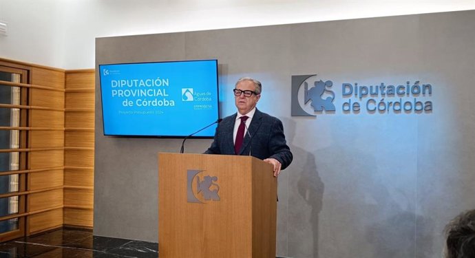 El presidente de la Diputación de Córdoba y de Emproacsa, Salvador Fuentes, en rueda de prensa.