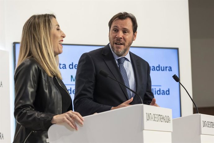 El ministro de Transportes y Movilidad Sostenible, Óscar Puente, y la presidenta de la Junta de Extremadura, María Guardiola, en rueda de prensa en Mérida