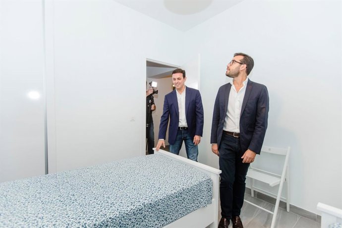 Archivo - El presidente de Diputación en una imgen de archivo en la primera vivienda municipal rural de Enix (Almería)