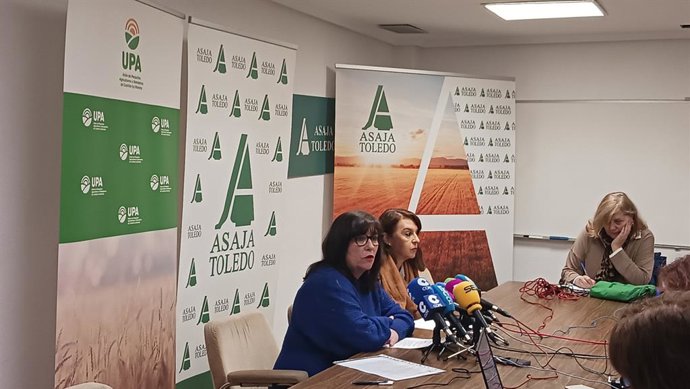 La presidenta de ASAJA Toledo, Blanca Corroto, junto con la secretaria de Organización de UPA en Castilla-La Mancha, Elisa Fernández.