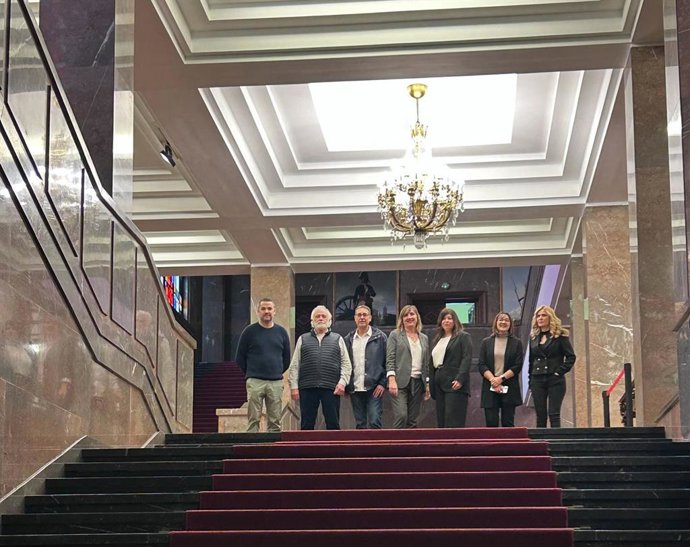 La portavoz del PSOE en el Ayuntamiento de Zaragoza, Lola Ranera, y los alcaldes de los barrios rurales