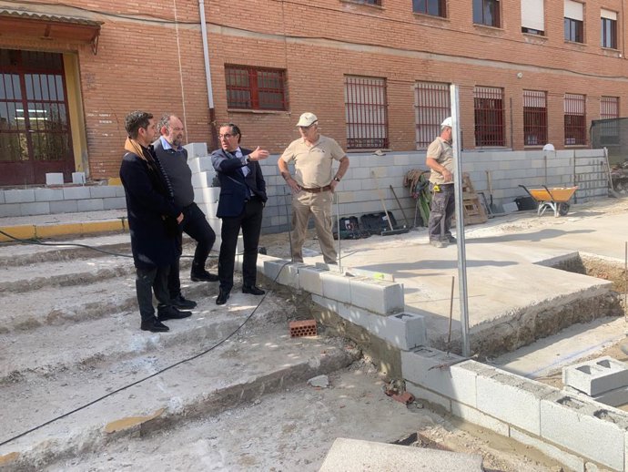 El delegado territorial, Miguel Briones, visita obras en el CEIP Manuel Altolaguirre de Málaga