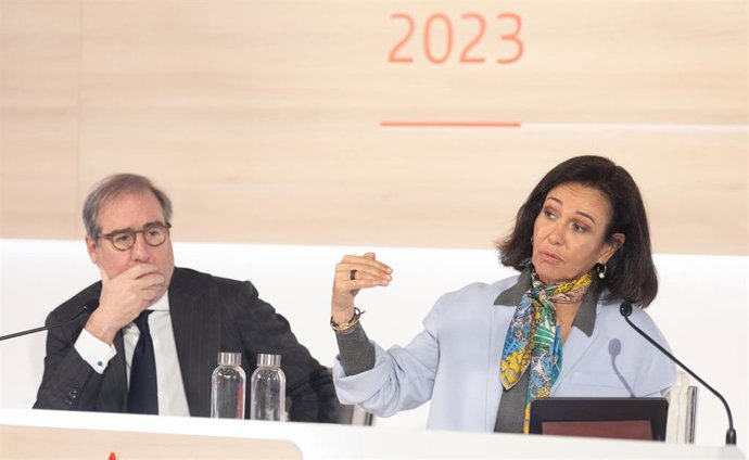 La presidenta del Banco Santander, Ana Botín, y el consejero delegado de la entidad financiera, Héctor Grisi, durante la presentación de los resultados del 2023 del Grupo Santander, en la Ciudad Grupo Santander, a 31 de enero de 2024, en Boadilla del Mo