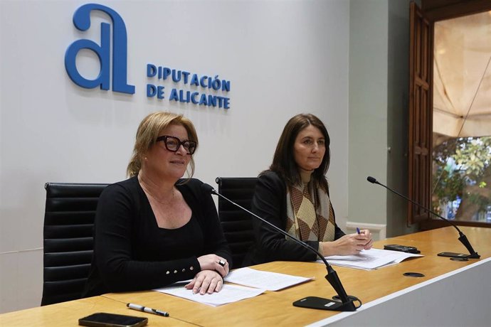 La vicepresidenta primera y diputada de Economía de la Diputación de Alicante, Ana Serna, y la vicepresidenta segunda y diputada de Hacienda, Marina Sáez