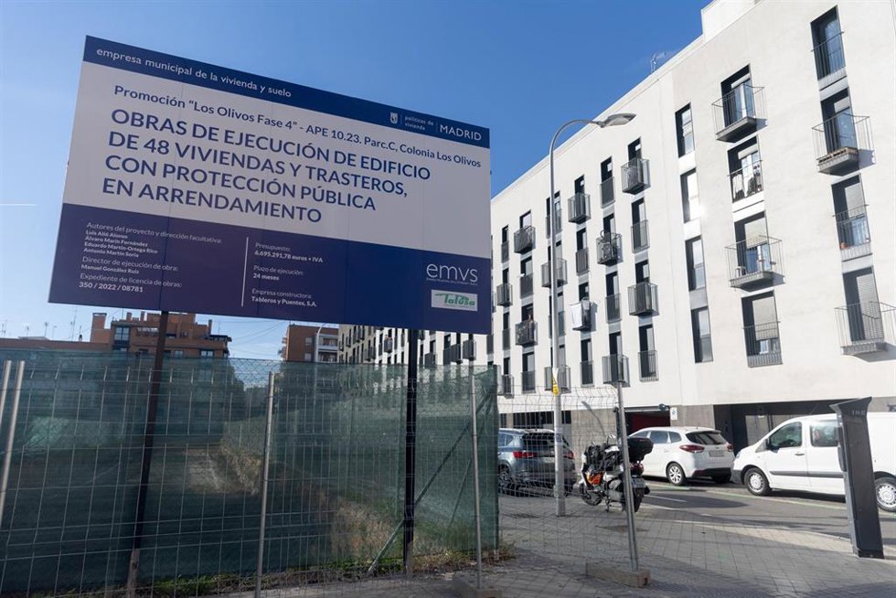 Archivo - Cartel que anuncia las nuevas obras de viviendas de alquiler y trasteros, en el distrito de Latina 