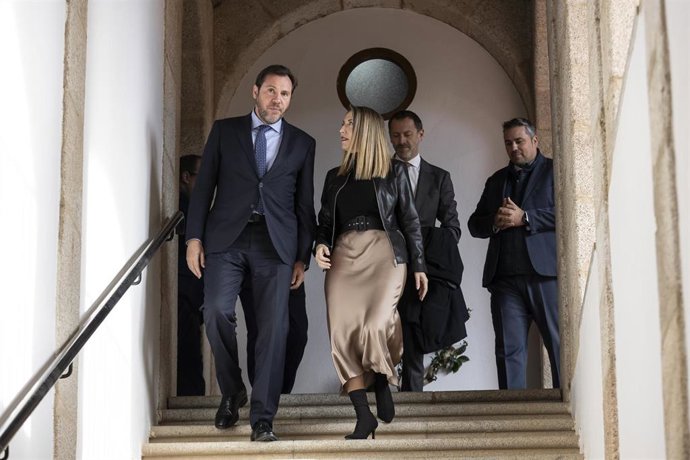 El ministro de Transportes y Movilidad Sostenible, Óscar Puente, y María Guardiola, bajan las escalaras tras salir del despacho de la presidenta de la Junta.
