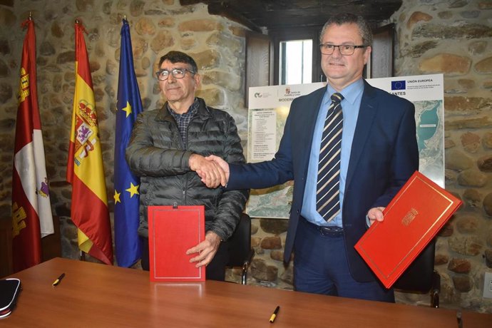 El Consejero De Agricultura, Ganadería Y Desarrollo Rural, Gerardo Dueñas, En La Firma De Un Convenio Para La Modernización Del Canal Bajo Del Bierzo.