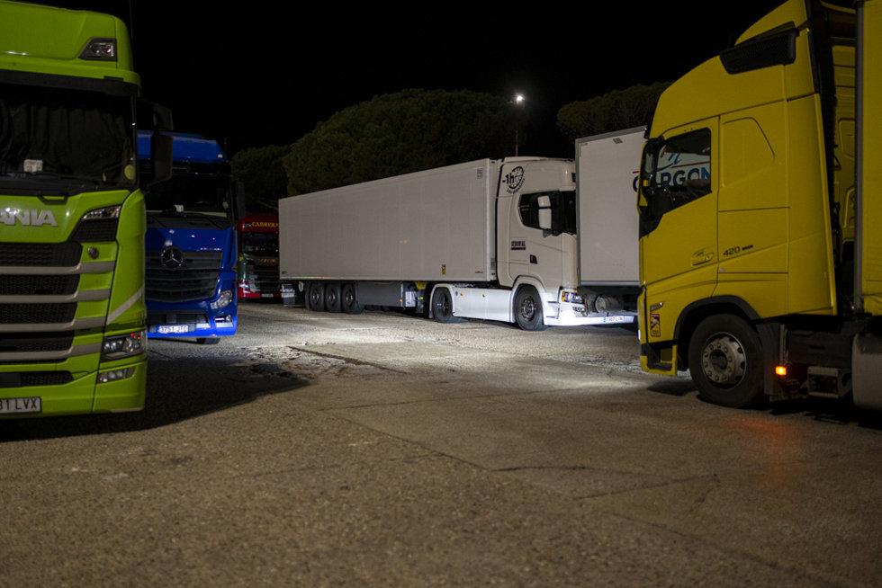 Varios camiones en la autopista AP-7