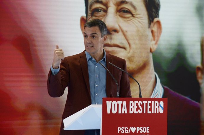 El secretario general del PSOE y presidente del Gobierno, Pedro Sánchez, durante un acto de campaña del PSdeG, en Expourense, a 3 de febrero de 2024, en Ourense, Galicia (España).