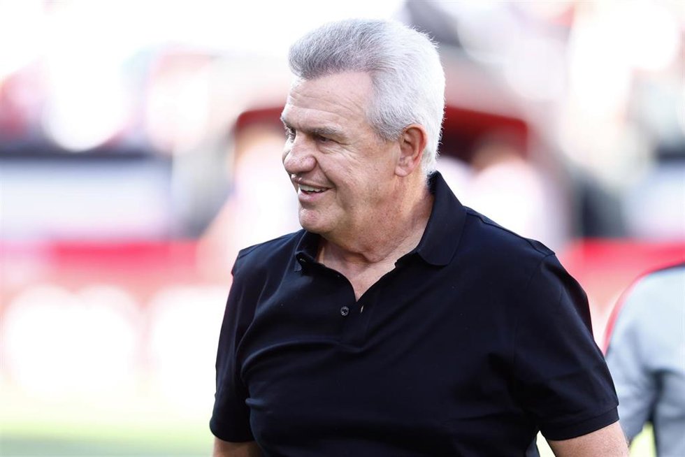 Archivo - El entrenador del RCD Mallorca, Javier Aguirre, ante el Rayo Vallecano en el Estadio de Vallecas. 