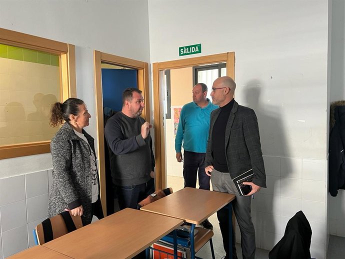 El delegado municipal de Educación, Pablo Chain, ha visitado el colegio Antonio Rodríguez Almodóvar para concretar en una reunión con su director las actuaciones de adecentamiento.