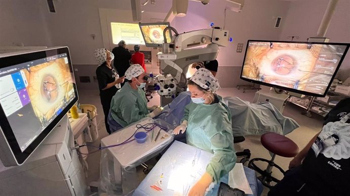 El director de HM Eye Center, el doctor Gonzalo Bernabéu, realizando una intervención quirúrgica con la nueva lente de Zeiss