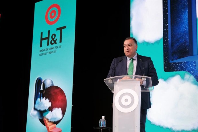 El consejero de Turismo, Cultura y Deporte, Arturo Bernal,  en la inauguraciñon de H&T en Málaga