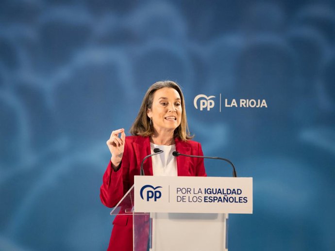 La secretaria general del PP, Cuca Gamarra, interviene durante un acto del Partido Popular de La Rioja, en el Círculo Logroñés, a 27 de enero de 2024, en Logroño, La Rioja (España). Durante el acto se ha leído el manifiesto firmado por todos los alcalde