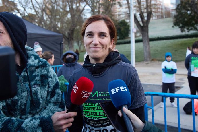 La ministra de Sanidad, Mónica García, atiende a los medios de comunicación antes de la XII Carrera de Salud Mental, en el parque del Oeste, a 4 de febrero de 2024, en Madrid (España). 