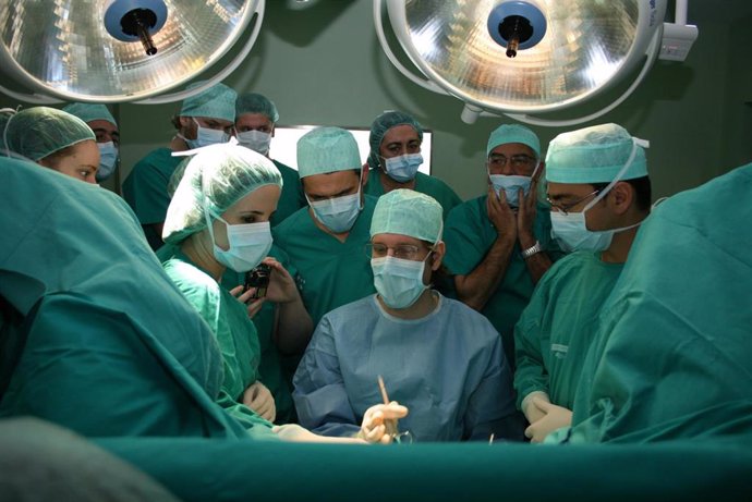 El doctor Pere Barri Soldevila operando en quirófano en el Hospital Universitari Dexeus (Barcelona).