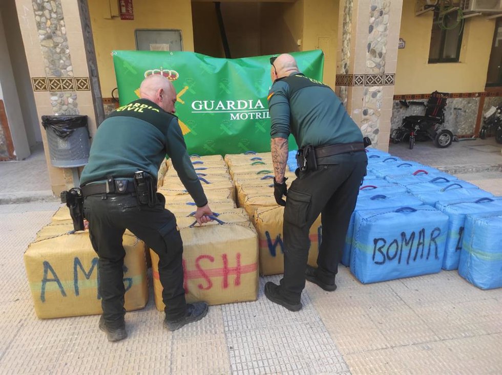 Fardos de hachís intervenidos en la playa de Las Azucenas de Motril (Granada)