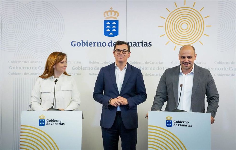 La consejera de Presidencia, Lady Barreto, el consejero de Obras Públicas, Pablo Rodríguez, y el portavoz del Gobierno de Canarias, Alfonso Cabello, en una rueda de prensa tras el Consejo de Gobierno
