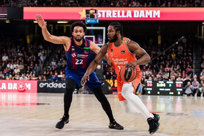 Semi Ojeleye of Valencia Basket in action against Jabari Parker of Fc Barcelona during the ACB Liga Endesa, match played between FC Barcelona and Valencia Basket at Palau Blaugrana on February 04, 2024 in Barcelona, Spain.