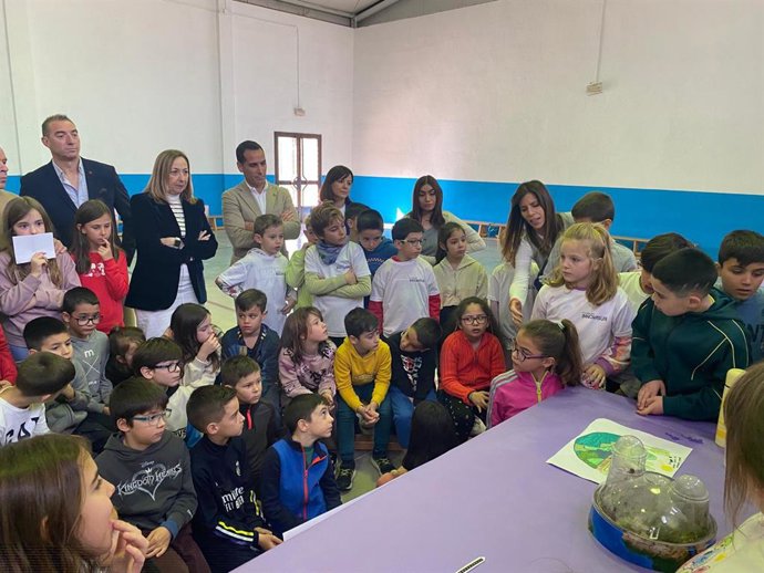 Uno de los talleres de la I Feria de la Ciencia del CEIP Cándido Nogales.