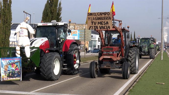 Tractores en la manifestación convocada este lunes en Valladolid circulan por la avenida de Burgos.