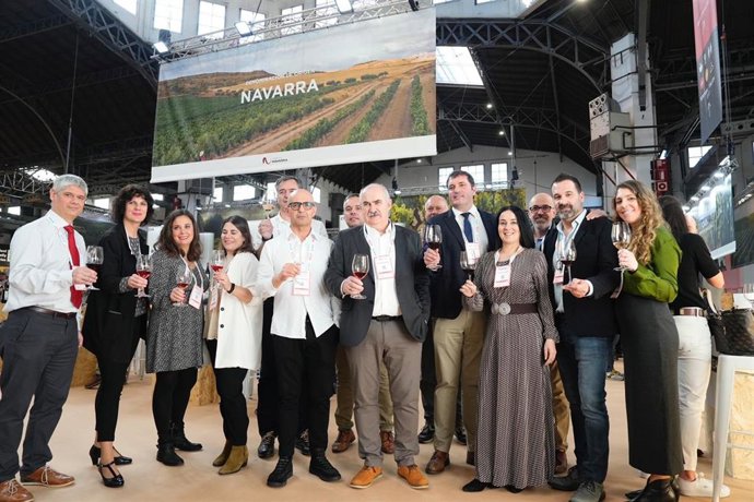 El consejero Aierdi junto con el presidente de la DO Navarra, David Palacios, y representantes de las bodegas navarras que participan en la Barcelona Wine Week