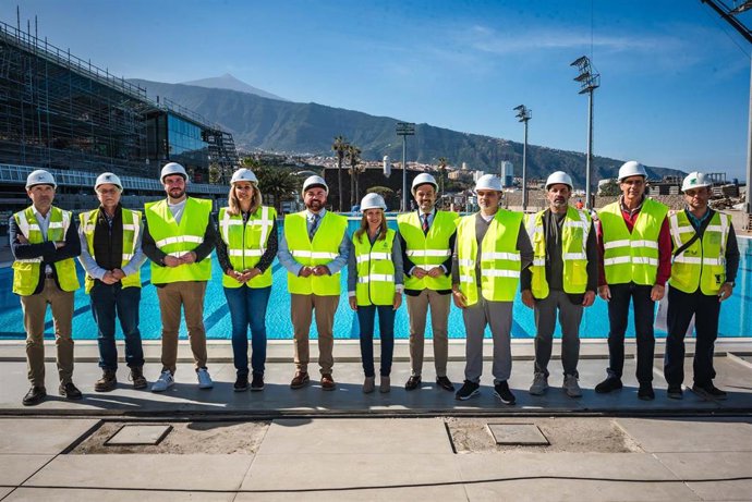 Foto de familia con motivo de la visita a las obras del Centro de Deportes Acuáticos de Puerto de la Cruz