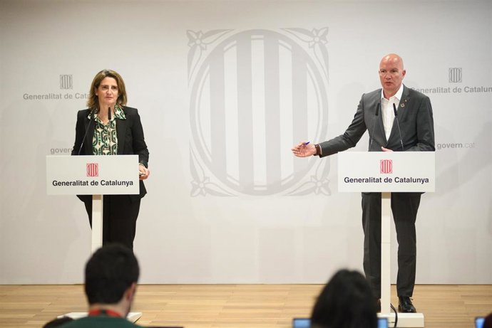 La vicepresidenta y ministra para la Transición Ecológica y el Reto Demográfico, Teresa Ribera, y el conseller de Acción Social de la Generalitat, David Mascort, ofrecen declaraciones tras la reunión sobre la sequía en Catalunya, en la Consellería de Ac