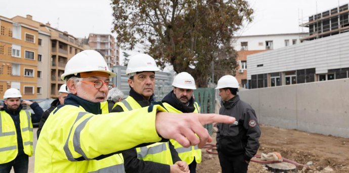 El consejero de Sanidad, José Luis Bancalero, durante la visita a Monzón y Barbastro.
