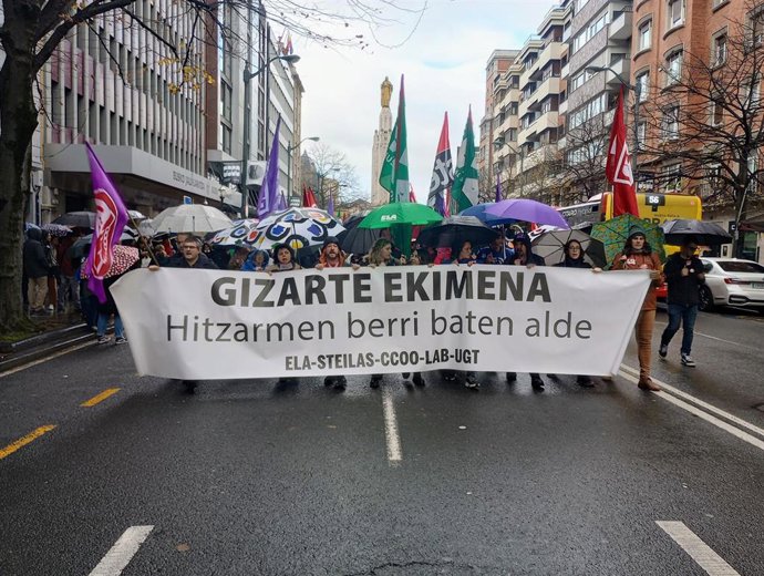 Archivo - Manifestación en Bilbao de trabajadores en huelga de los centros educativos vascos de iniciativa social