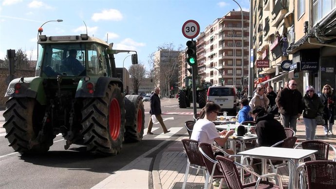 Un tractor junto a una terraza en el Paseo de San Vicente de Salamanca