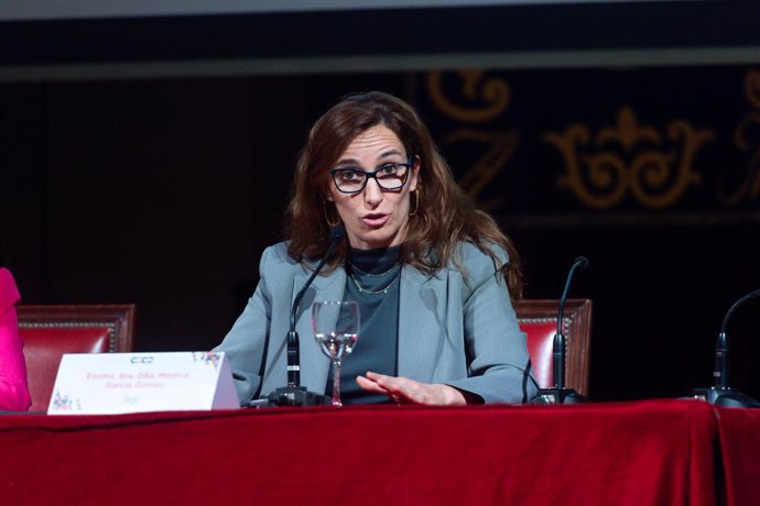 La ministra de Sanidad, Mónica García, participa en el acto de clausura de la VI Cumbre Española contra el Cáncer, en el Ateneo de Madrid, a 5 de febrero de 2024, en Madrid (España). 