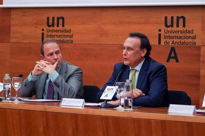 Archivo - El consejero de Universidad, Investigación e Innovación de la Junta de Andalucía, José Carlos Gómez Villamandos, en la inauguración de los cursos de verano de la UNIA, junto al rector de esta universidad, José Ignacio García.