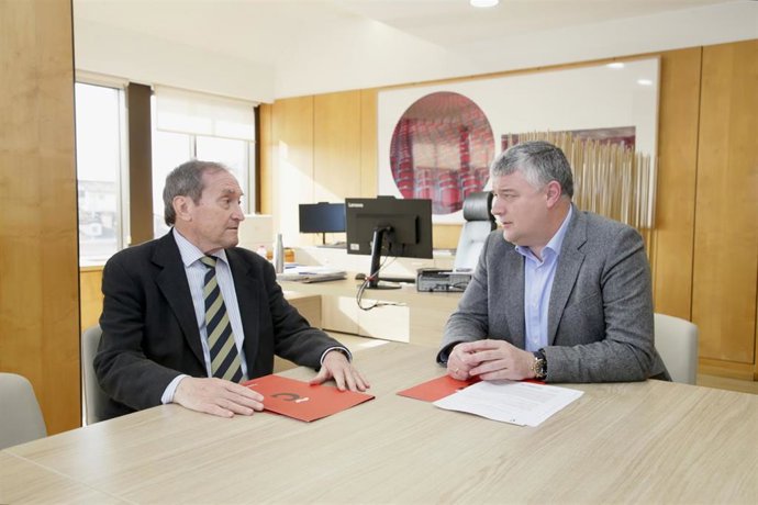 El nuevo director de la Fundación Comillas con el consejero de Economía