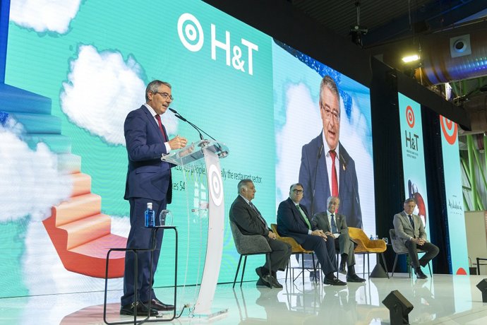El presidente de la Diputación de Málaga y de Turismo Costa del Sol, Francisco Salado, interviene en la inauguración del Salón de Innovación en Hostelería H&T.