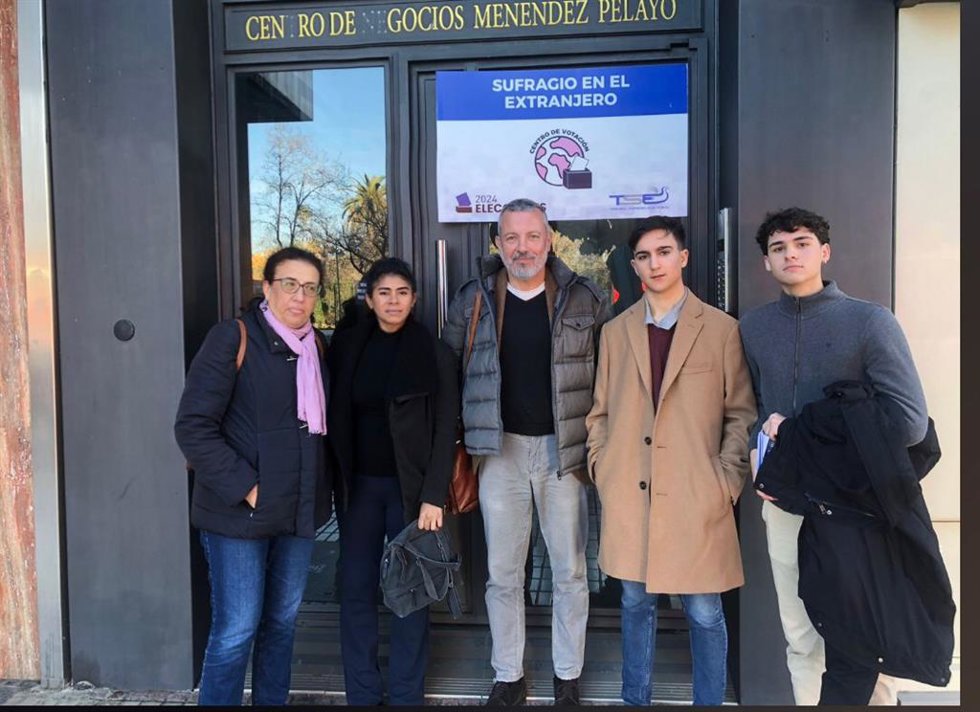 Miembros del equipo de la Universidad de Sevilla que han participado como observadores internacionales en las elecciones de El Salvador