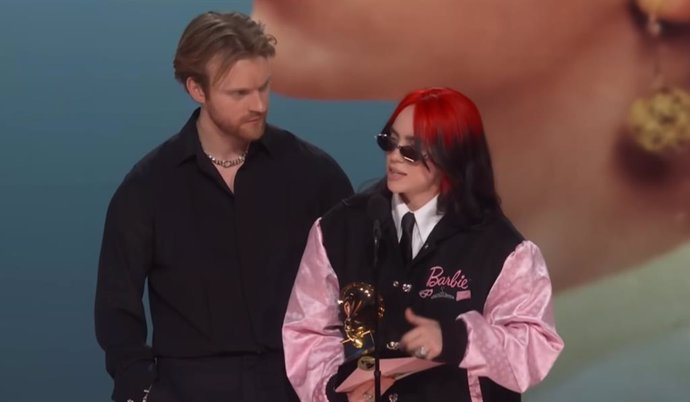 Billie Eilish recoge el Grammy por Barbie