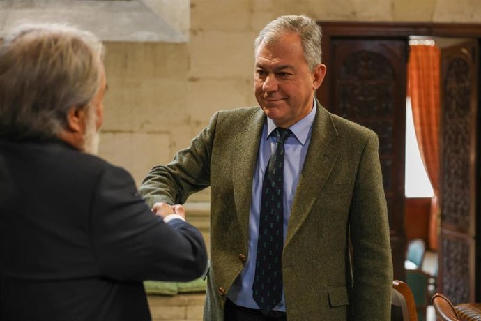 Sanz se reúne con la junta directiva del Ilustre Colegio de Médicos de Sevilla.