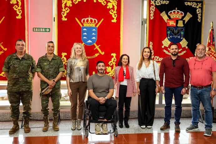 La ministra de Defensa, Margarita Robles (4d), posa durante su visita a la Brigada Canarias XVI, ubicada en la base militar 'General Alemán Ramírez', a 5 de febrero de 2024, en Las Palmas de Gran Canaria, Gran Canaria, Canarias, (España). La Canarias