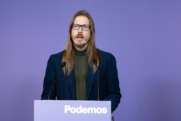 El secretario de Organización y portavoz de Podemos, Pablo Fernández, ofrece una rueda de prensa, en la sede del partido, a 5 de febrero de 2024, en Madrid (España). 