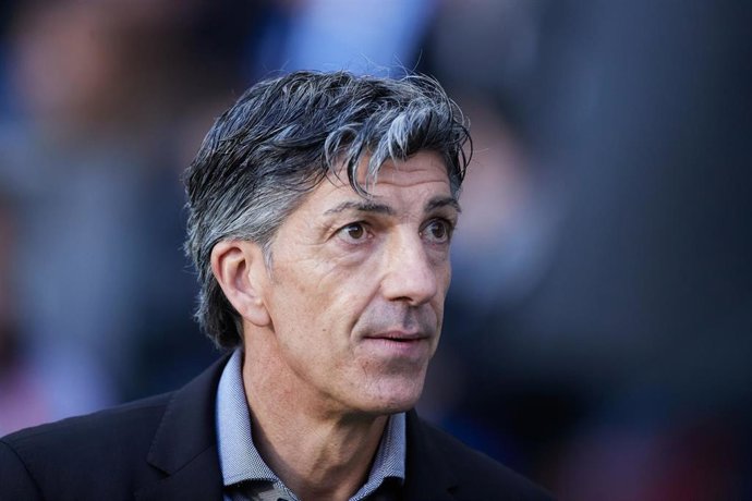 Archivo - El entrenador de la Real Sociedad, Imanol Alguacil, ante el Real Betis. 