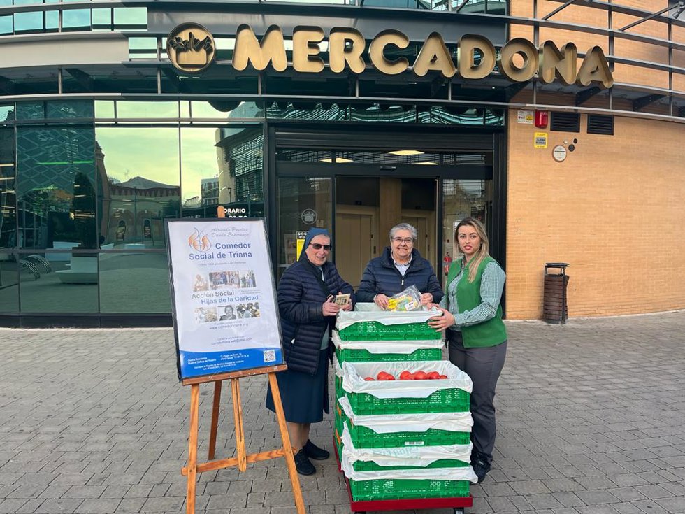 Entrega de alimentos en la tienda de Mercadona en Plaza de Armas, en Sevilla capital.