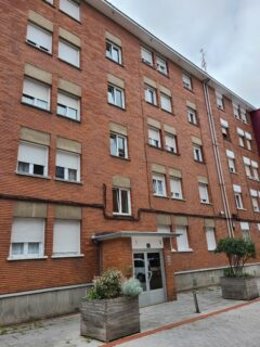 Archivo - Edificio del barrio de Zaramaga